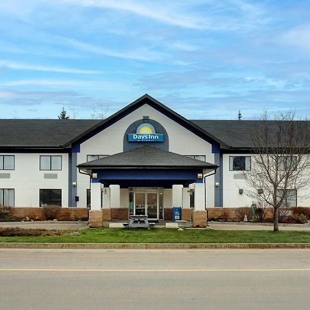 Days Inn By Wyndham Уайткорт Екстериор снимка