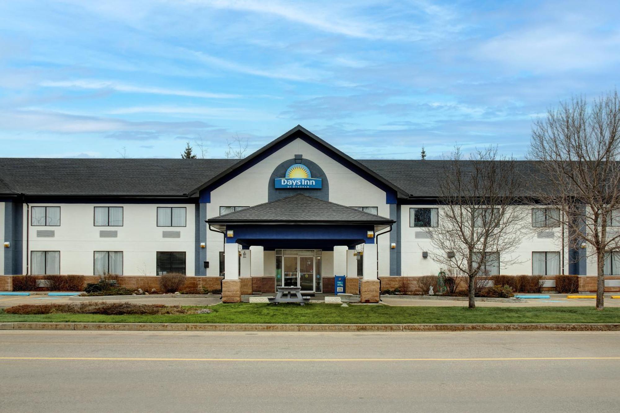 Days Inn By Wyndham Уайткорт Екстериор снимка