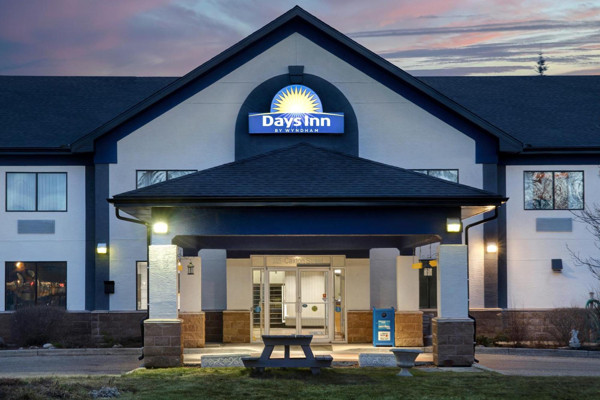 Days Inn By Wyndham Уайткорт Екстериор снимка