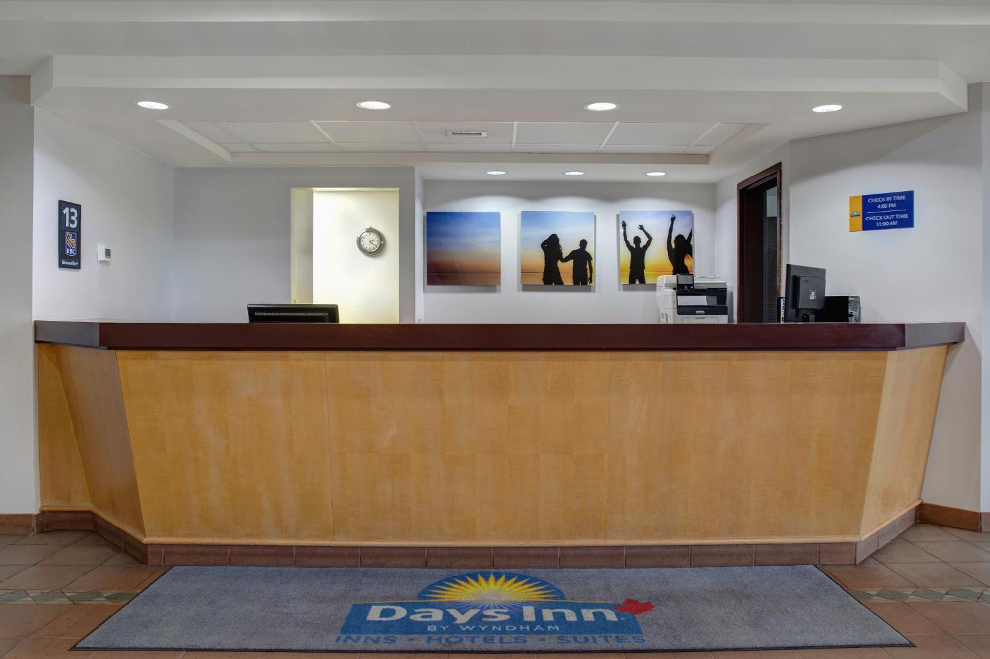 Days Inn By Wyndham Уайткорт Екстериор снимка